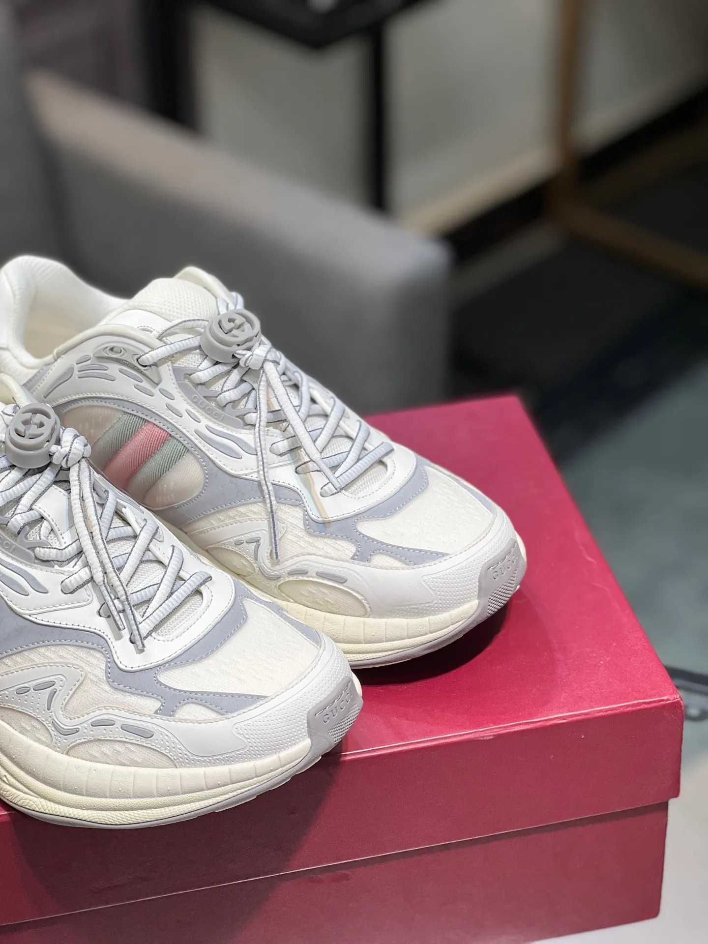 Men's Men's Shoes 💰900 Gucci Gucci 2.0 Sports Shoes Couple's Style Retro Casual Shoes Running Shoes Original Purchase, Development, Production Gucci 2.0 Sports Shoes reinterpret the brand's iconic striped webbing elements. This sneaker reinterprets the iconic details, using thick EVA soles with a smart silhouette, bringing a stable and comfortable wearing experience. Exquisite packaging at the delivery counter. Fabric: original imported cowhide + technical fabrics. Lining: original imported breathable mesh. Sole: original molded ultra-light foam rubber. Bottom thickness: 4CM. Size: 35-40 for women / 39-45 for men.